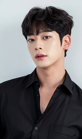 검은 셔츠 차림 남성 모델(겹친 사진 중 왼쪽, 오른쪽 일부는 다른 사진에 가려 잘림)