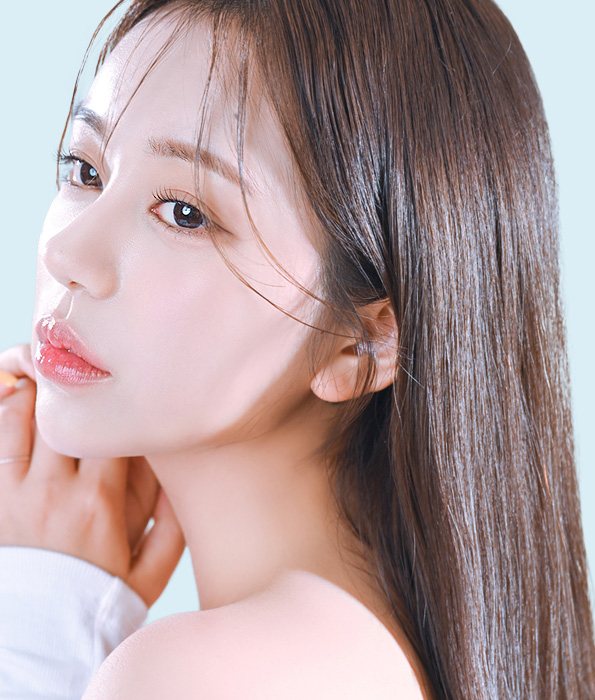 턱에 손을 댄 옆모습 여성 모델(옅은 하늘색 바탕)