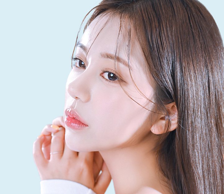 턱에 손을 댄 옆모습 여성 모델(모바일판 세로 사진)