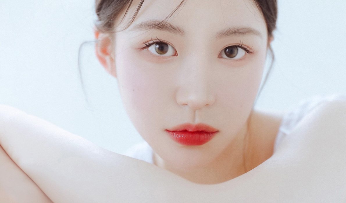 정면을 보는 여성 모델 얼굴(밝은 바탕)