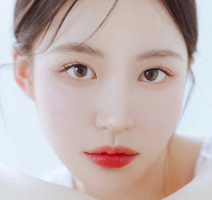 정면을 보는 여성 모델 얼굴(모바일판 세로 사진)
