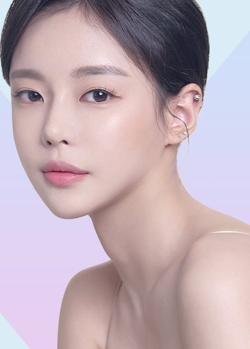 턱선이 드러난 여성 모델(하늘색·연보라 V 무늬 바탕)