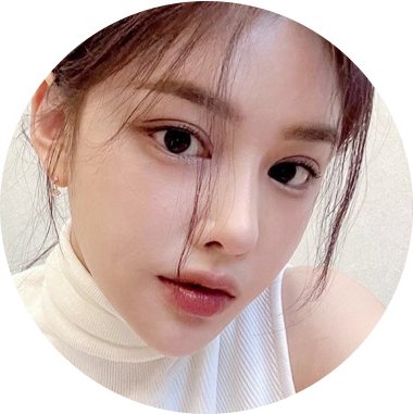 직선 코라인 예시 — 흰 터틀넥 여성 얼굴(동그라미 사진)