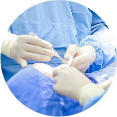 수술과정 5 수술 진행 — 수술 장갑을 낀 의료진의 수술 장면(동그라미 사진)