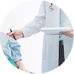수술과정 6 수술 결과 및 고객 상태 체크 — 흰 가운 의료진이 차트를 보며 확인하는 모습(동그라미 사진)