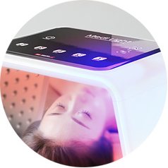 수술과정 7 수술 후 관리 — LED 관리 기기 안에서 관리를 받는 모습(동그라미 사진)