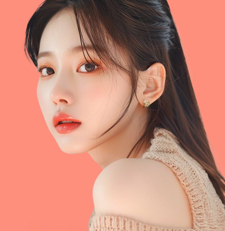 옆으로 돌아보는 긴 생머리 여성 모델(코랄 바탕, 모바일판 세로 사진)