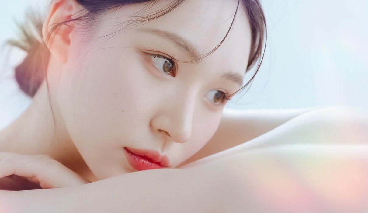 팔에 얼굴을 기댄 여성 모델(옅은 하늘색 바탕)