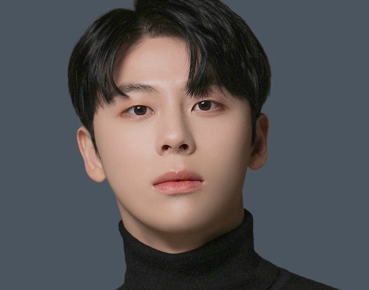 검은 터틀넥 차림 남성 모델(짙은 회청색 바탕, 모바일판 사진)