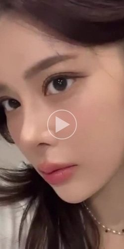 리얼 셀피 12 — 고객 셀카(세로 250×500, 사진 가운데 흰 재생 단추 무늬가 그려져 있음)