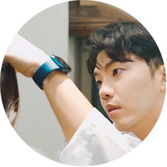 수술과정 8 지속적인 경과 체크 — 의료진이 환자의 얼굴을 살피는 모습(동그라미 사진)