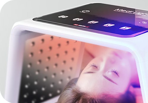 LED 관리 기기(Medi Light) 안에 누워 관리를 받는 여성