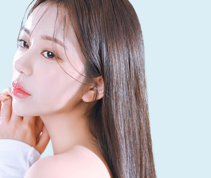 턱에 손을 댄 옆모습 여성 모델(옅은 하늘색 바탕)