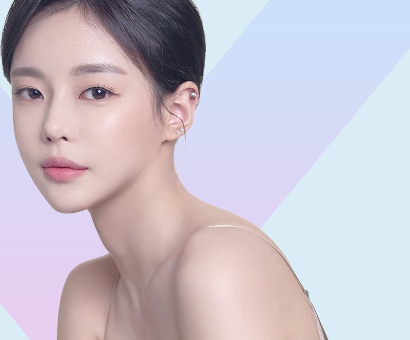 턱선이 드러난 여성 모델(하늘색·연보라 V 무늬 바탕)