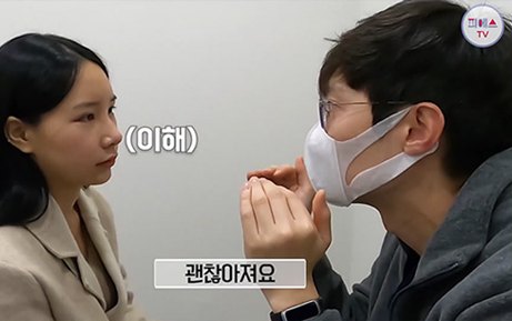 더도어 유튜브 영상 화면 — 상담 장면